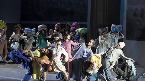 Tänzer der Compagnie Eastman des belgischen Regisseurs und Choreographen Sidi Larbi Cherkaoui in &bdquo;Les Indes galantes&ldquo; im Prinzregententheater.