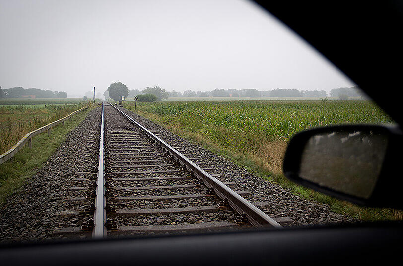 Wieso die Frau trotz visueller und akustischer Warnsignale den Bahnübergang überquerte, ist derzeit noch unklar. (Symbolbild)
