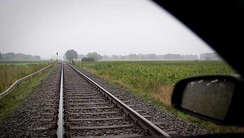 Wieso die Frau trotz visueller und akustischer Warnsignale den Bahnübergang überquerte, ist derzeit noch unklar. (Symbolbild) Wieso die Frau trotz visueller und akustischer Warnsignale den Bahnübergang überquerte, ist derzeit noch unklar. (Symbolbild)