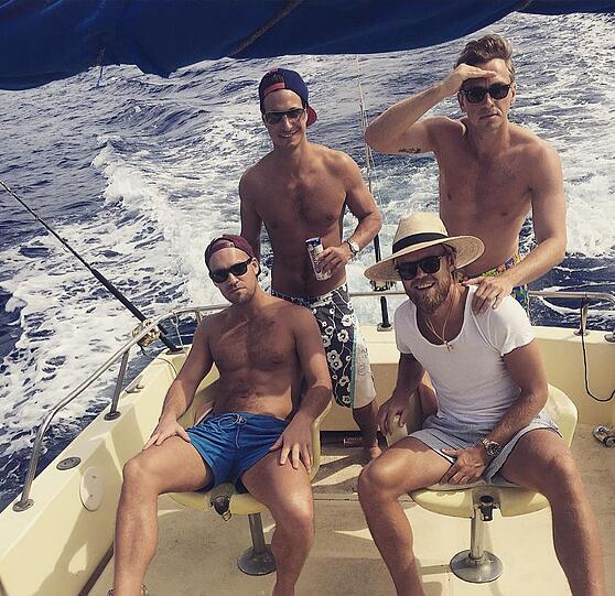 Das macht Spaß: Christian Gytkjaer und andere Jungs auf einem Boot.