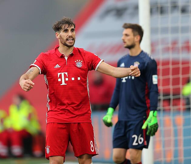 JAVI MARTÍNEZ: NOTE 2. Hatte es meist mit Ex-Bayer Mario Gomez zu tun, den er vor allem bei Kopfballduellen bewachen sollte. Der Spanier hatte ihn gut im Griff, erledigte seine Aufgabe, obwohl relativ einfach, ziemlich locker und souverän. Es ist auch seine fünfte Meisterschaft.