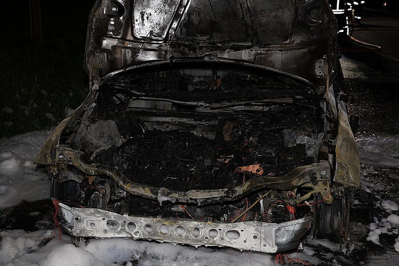 Der Fahrer konnte sich gerade noch in Sicherheit bringen, das Auto war jedoch nicht mehr zu retten.