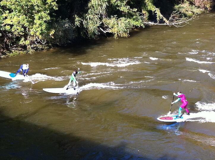 Ritt auf der Welle: die Isar-Surfer vom Sonntag.