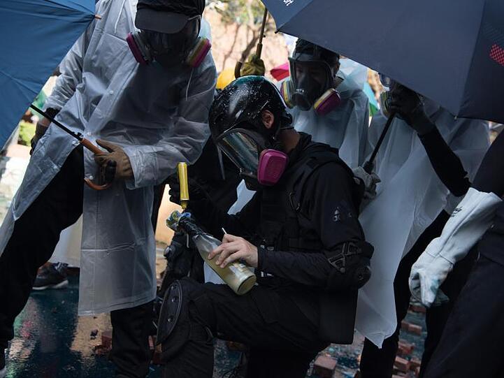 Die Gewalt eskaliert: Demonstranten bereiten vor der Polytechnischen Universität einen Molotow-Cocktail vor.