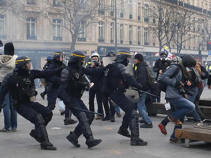 Polizeieinsatz bei einer Demonstration in Paris.