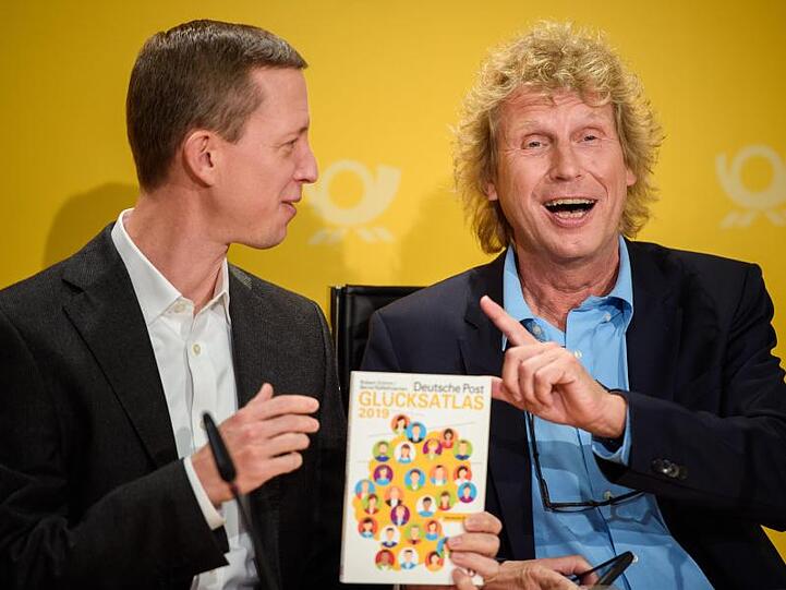 Thomas Ogilvie (l-r), Personalvorstand Deutsche Post AG, und Bernd Raffelhüschen, Wirtschaftswissenschaftler und Professor an der Albert-Ludwigs-Universität Freiburg, stellen den Glücksatlas vor.