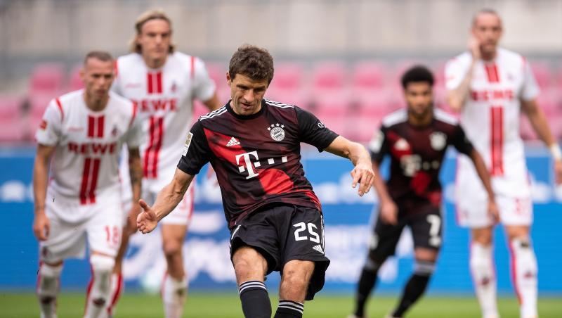 Bayerns Thomas Müller trifft per Strafstoß zur 1:0-Führung in Köln.