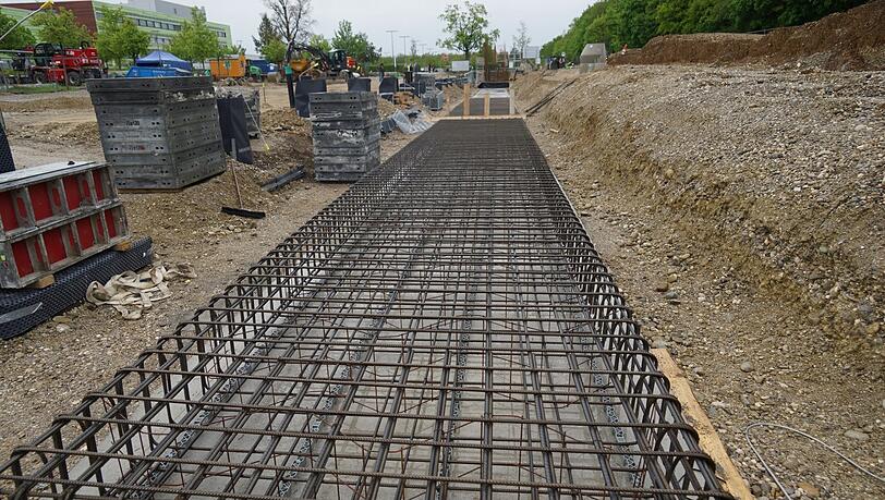 Hier entsteht ein Parkdeck, das mal Teil einer U-Bahnstation werden soll, wenn die U6 bis nach Martinsried fahren wird.