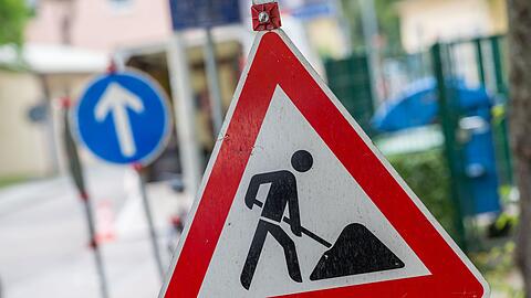 Ein Straßenschild weist auf eine Baustelle hin.