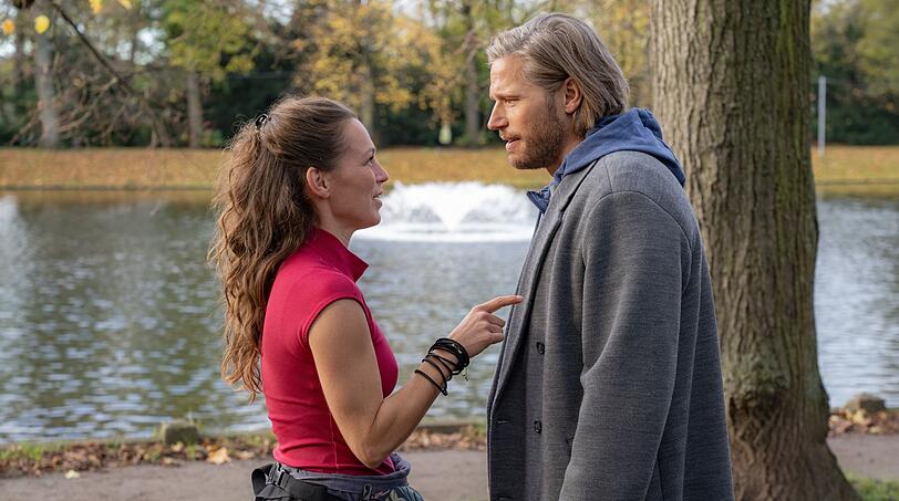 Was für ein Zufall! Nachdem sie sich jahrzehntelang nicht mehr gesehen haben, laufen sich der trauernde Mads (Sebastian Ströbel) und seine Sandkastenfreundin René (Franziska Wulf) über den Weg. Schnell ist die alte - platonische - Liebe zwischen ihnen wieder da. Der Beginn einer erfolgreichen Patchwork-Geschichte. Was für ein Zufall! Nachdem sie sich jahrzehntelang nicht mehr gesehen haben, laufen sich der trauernde Mads (Sebastian Ströbel) und seine Sandkastenfreundin René (Franziska Wulf) über den Weg. Schnell ist die alte - platonische - Liebe zwischen ihnen wieder da. Der Beginn einer erfolgreichen Patchwork-Geschichte.