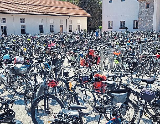 Ein seltenes Bild: Keine Autos, sondern ausschließlich Fahrräder füllen den Parkplatz des Hofs in der Nähe von Gmund. Ein seltenes Bild: Keine Autos, sondern ausschließlich Fahrräder füllen den Parkplatz des Hofs in der Nähe von Gmund.