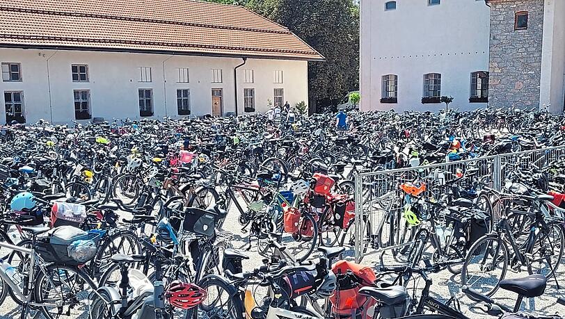 Ein seltenes Bild: Keine Autos, sondern ausschließlich Fahrräder füllen den Parkplatz des Hofs in der Nähe von Gmund. Ein seltenes Bild: Keine Autos, sondern ausschließlich Fahrräder füllen den Parkplatz des Hofs in der Nähe von Gmund.