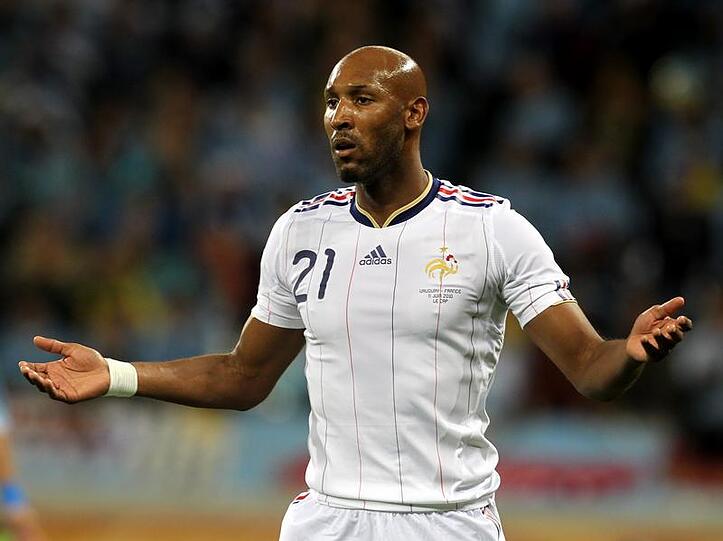 Nicolas Anelka soll Frankreich-Trainer Raymond Domenech wüst beschimpft haben, jetzt wird der "Verräter" gesucht, der das an die Presse weitergab