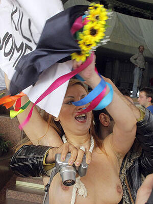 Der große Nackt-Protest des Feministinnen-Gruppe "Femen" in der Ukraine geht weiter...