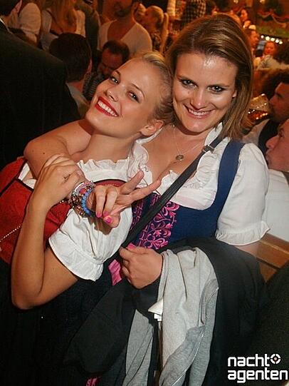Vor einiger Zeit hat die Münchner Jugend das Schützenfestzelt als ihren Wiesn-Hot-Spot festgelegt. Gleich nach dem Anstich feierten sie dort ausgelassen. Mehr Bilder gibt's auf www.nachtagenten.de