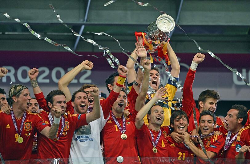 Spanien macht das Titel-Triple perfekt. Durch einen 4:0-Finalsieg am 1.Juli in Kiew gegen Italien verteidigen die Iberer ihren Titel als Fußball-Europameister. "La furia rocha" triumphiert als erste Mannschaft
bei drei großen Turnieren nacheinander.