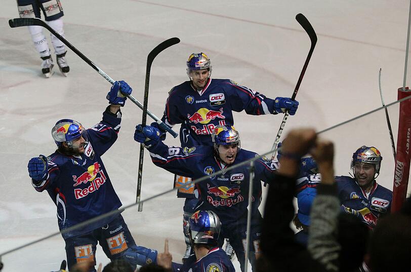 Die EHC-Spieler feiern den Sieg.