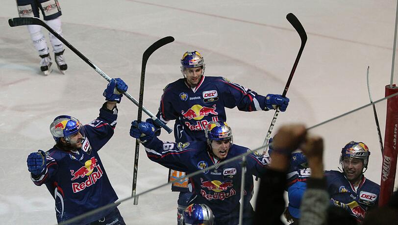Die EHC-Spieler feiern den Sieg. Die EHC-Spieler feiern den Sieg.