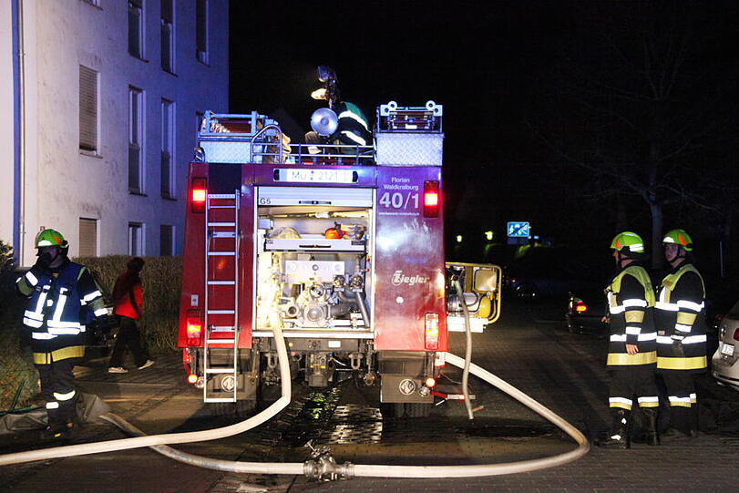 Das Auto völlig zerstört, die Garage in Vollbrand: In Waldkraiburg ist ein Carport abgebrannt. Die Bilder vom spektakulären Feuerwehreinsatz.