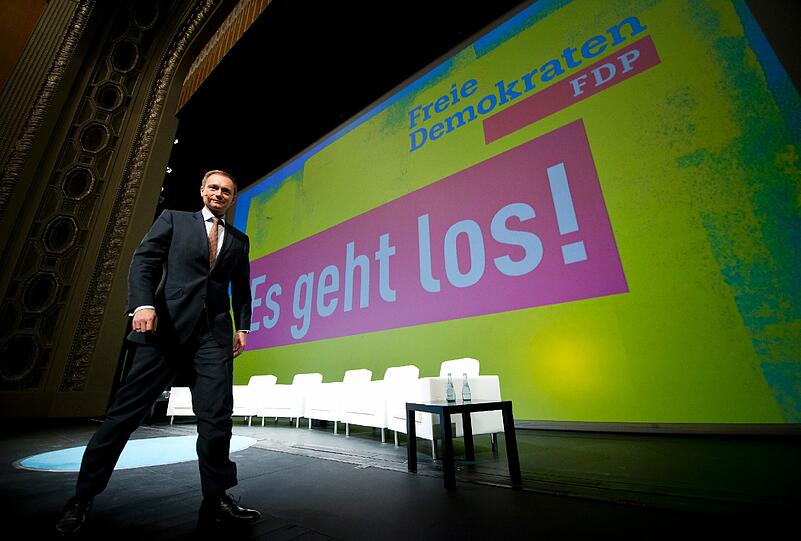 FDP-Chef Christian Lindner vor den neuen Parteifarben.
