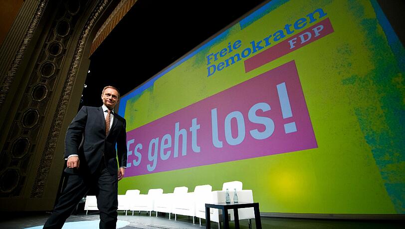 FDP-Chef Christian Lindner vor den neuen Parteifarben. FDP-Chef Christian Lindner vor den neuen Parteifarben.