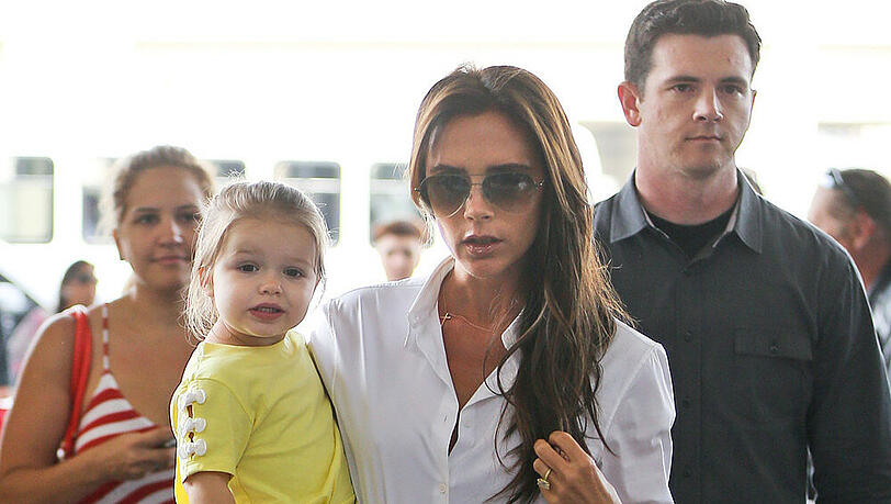 Victoria Beckham mit Töchterchen Harper im Arm am Londoner Flughafen 2013 Victoria Beckham mit Töchterchen Harper im Arm am Londoner Flughafen 2013