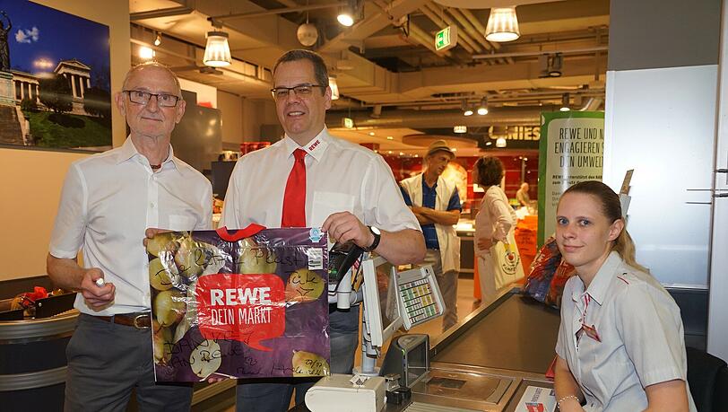 Plastik ade: Kommunalreferent Axel Markwardt und Rewe-Marktchef Jörg Löffler lassen die letzte Plastiktüte übers Band laufen. Plastik ade: Kommunalreferent Axel Markwardt und Rewe-Marktchef Jörg Löffler lassen die letzte Plastiktüte übers Band laufen.