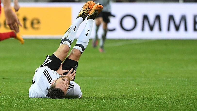 Deutschlands Shkodran Mustafi liegt verletzt am Boden. Der Verteidiger hat sich im WM-Qualifikationsspiel der deutschen Nationalmannschaft gegen Aserbaidschan eine schwere Muskelverletzung zugezogen.