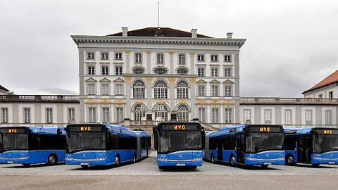 Die neuen MVG-Busse vor dem Schloss Nymphenburg.
