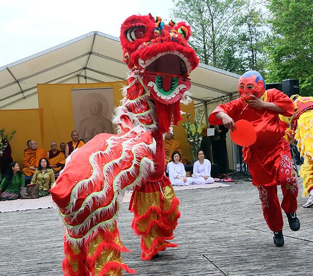 Schön bunt: die traditionellen Löwentänze.