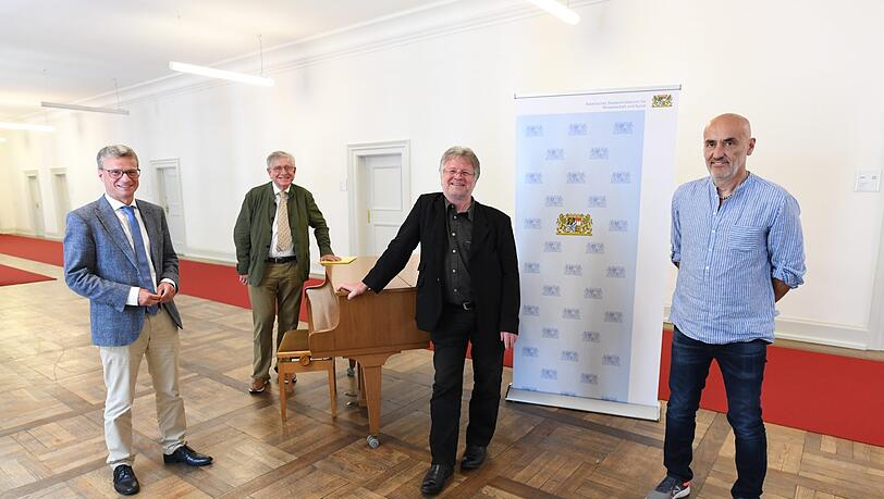 Bernd Sibler mit Thomas Goppel (Bayerischer Musikrat), Bernd Schweinar (Verband für Popkultur) und Axel Ballreich (Verband Livekomm, von li.) im Ministerium. Bernd Sibler mit Thomas Goppel (Bayerischer Musikrat), Bernd Schweinar (Verband für Popkultur) und Axel Ballreich (Verband Livekomm, von li.) im Ministerium.