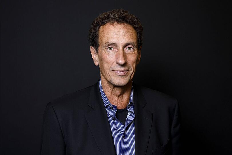 Julian Nida-Rümelin entstammt einer Münchner Künstlerfamilie. Seine Schwester ist die Philosophin Martine Nida-Rümelin, er ist Sohn des Bildhauers Rolf Nida-Rümelin und Enkel des Bildhauers Wilhelm Nida-Rümelin.