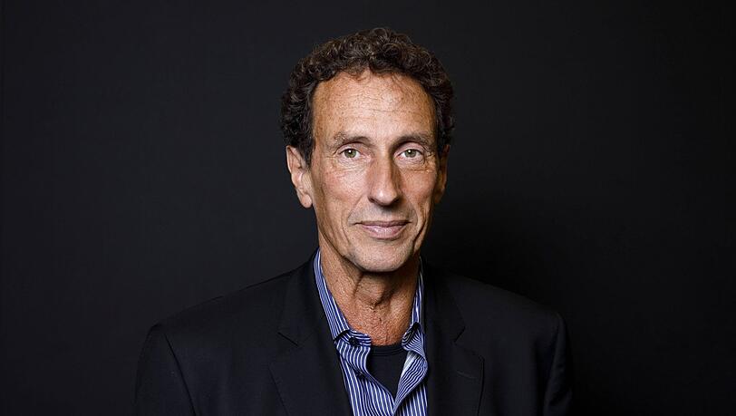 Julian Nida-Rümelin entstammt einer Münchner Künstlerfamilie. Seine Schwester ist die Philosophin Martine Nida-Rümelin, er ist Sohn des Bildhauers Rolf Nida-Rümelin und Enkel des Bildhauers Wilhelm Nida-Rümelin. Julian Nida-Rümelin entstammt einer Münchner Künstlerfamilie. Seine Schwester ist die Philosophin Martine Nida-Rümelin, er ist Sohn des Bildhauers Rolf Nida-Rümelin und Enkel des Bildhauers Wilhelm Nida-Rümelin.