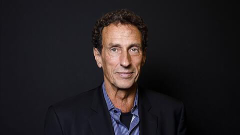 Julian Nida-Rümelin entstammt einer Münchner Künstlerfamilie. Seine Schwester ist die Philosophin Martine Nida-Rümelin, er ist Sohn des Bildhauers Rolf Nida-Rümelin und Enkel des Bildhauers Wilhelm Nida-Rümelin.