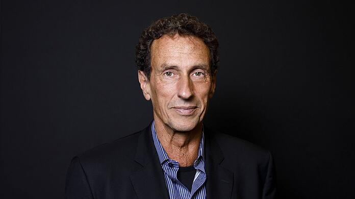Julian Nida-Rümelin entstammt einer Münchner Künstlerfamilie. Seine Schwester ist die Philosophin Martine Nida-Rümelin, er ist Sohn des Bildhauers Rolf Nida-Rümelin und Enkel des Bildhauers Wilhelm Nida-Rümelin.
