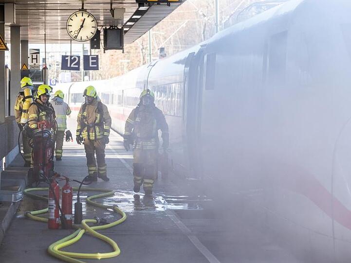 Auch dieser Fernzug fiel im vergangenen Dezember aus: Ein brennender ICE in Hannover.
