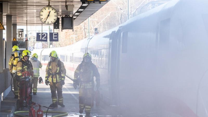 Auch dieser Fernzug fiel im vergangenen Dezember aus: Ein brennender ICE in Hannover. Auch dieser Fernzug fiel im vergangenen Dezember aus: Ein brennender ICE in Hannover.