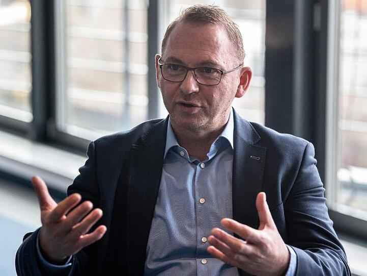 Verdi-Chef Frank Werneke fordert einen verstärkten Kampf gegen die Ausbeutung durch Scheinselbstständigkeit.