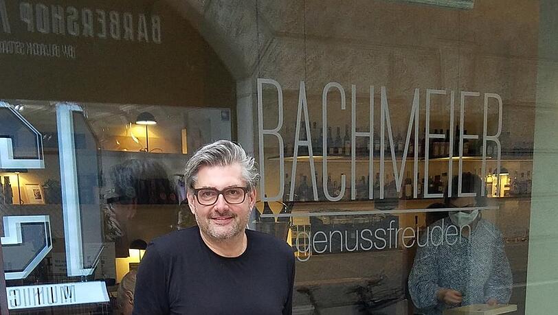 Hans Jörg Bachmeier vor seinem gerade erst eröffneten Lokal.