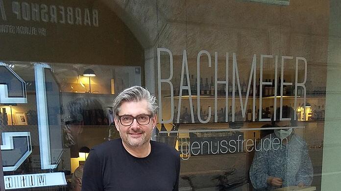 Hans Jörg Bachmeier vor seinem gerade erst eröffneten Lokal.