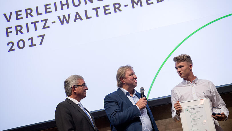 Fiete Arp wurde 2017 vom DFB mit der renommierten Fritz-Walter-Medaille in Gold als bester Spieler des Jahrgangs 2000 ausgezeichnet.