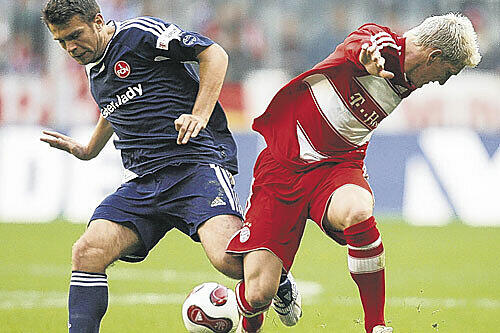 Nachbarschaftshilfe oder harter Zweikampf? Bayer Bastian Schweinsteiger (r) im Duell mit Zvjezdan Misimovic.