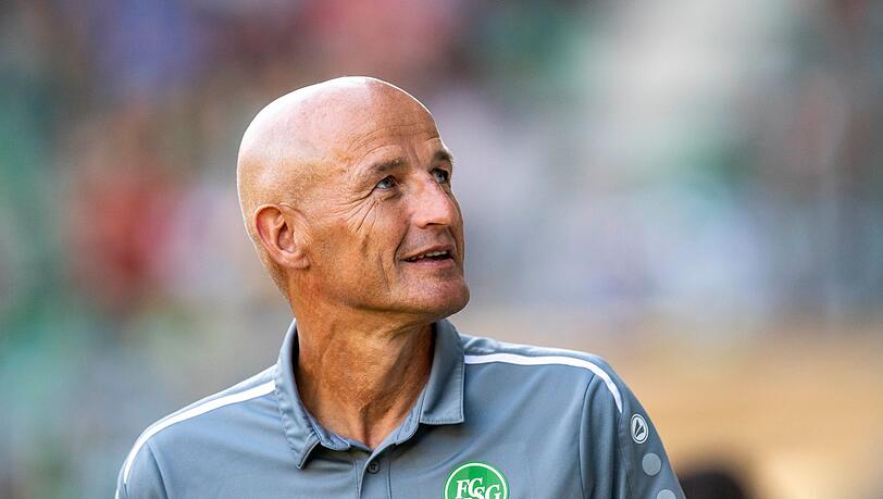 Trainer Peter Zeidler steht am Spielfeldrand.