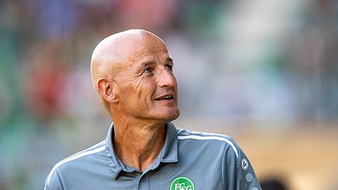 Trainer Peter Zeidler steht am Spielfeldrand.