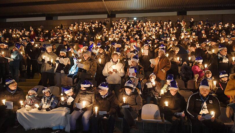 Stimmungsvolle Atmosphäre: Mit Kerzen in den Händen singen die 1860-Fans zusammen Weihnachtslieder. (Archiv)