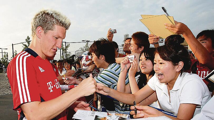 Bastian Schweinsteiger ist in Japan empfangen worden wie ein Pop-Star. Bastian Schweinsteiger ist in Japan empfangen worden wie ein Pop-Star.