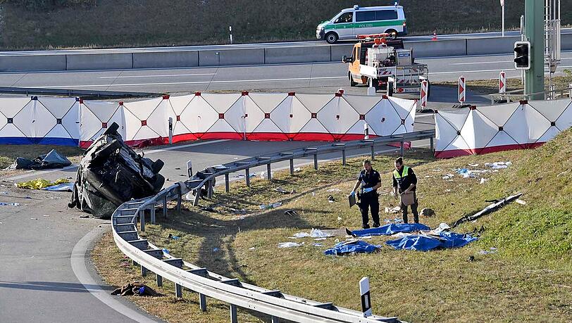 Der Fahrer floh mit mehr als 20 Insassen vor der Polizei und verlor die Kontrolle