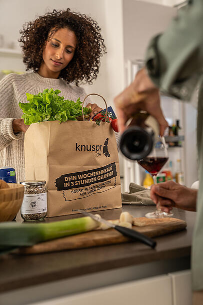 Kunden des Online-Supermarktes Knuspr profitieren ab sofort von kostenlosen Menstruationsprodukten.