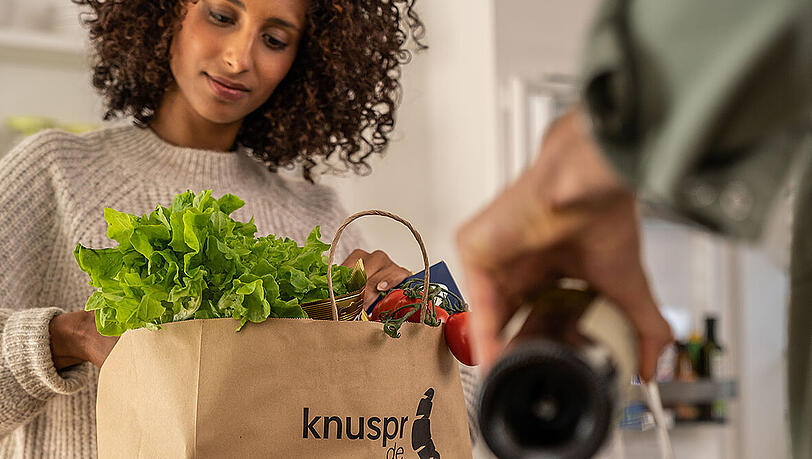 Kunden des Online-Supermarktes Knuspr profitieren ab sofort von kostenlosen Menstruationsprodukten. Kunden des Online-Supermarktes Knuspr profitieren ab sofort von kostenlosen Menstruationsprodukten.
