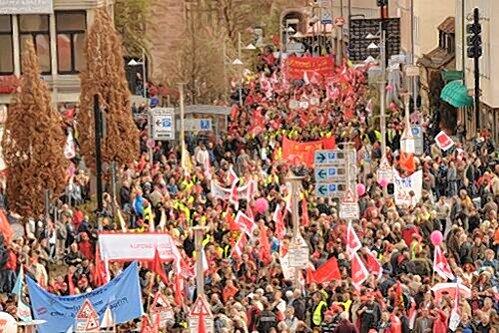 Der Kornmarkt und der Hallplatz waren am Samstag überfüllt mit 30.000 Demonstranten, die mit Trillerpfeifen die schwarz-gelbe Regierung auspfiffen.